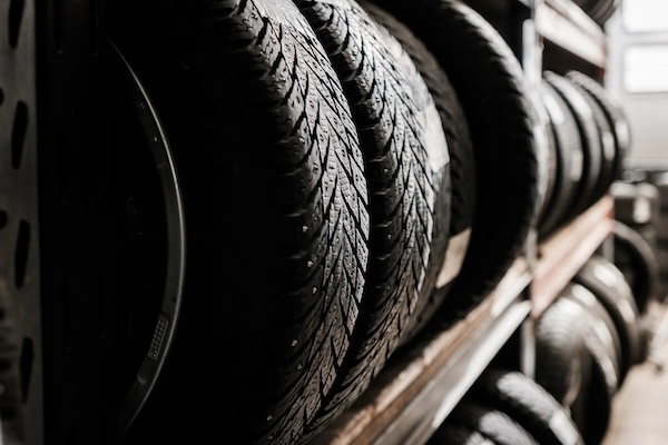 Renkaiden kausisäilytys rengashotellissa